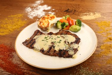 Taze ızgara biftek eti. 