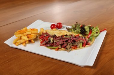 Et ve kahvaltı tabağıyla nefis omlet..