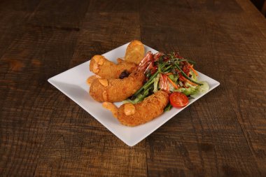 Soslu kızarmış tavuk ve lezzetli sebzeler..