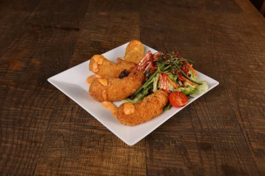 Soslu kızarmış tavuk ve lezzetli sebzeler..