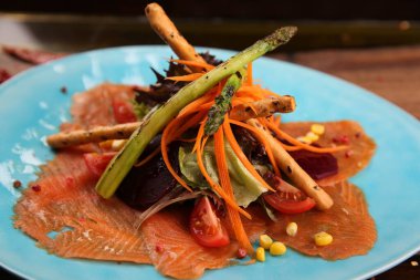 Biraz sebzeli somon pişirdim.