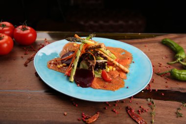 Biraz sebzeli somon pişirdim.