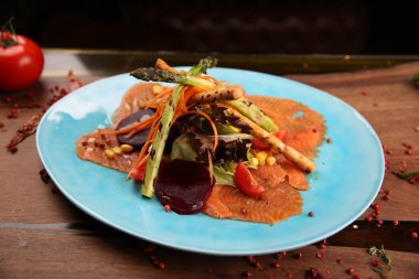 Biraz sebzeli somon pişirdim.