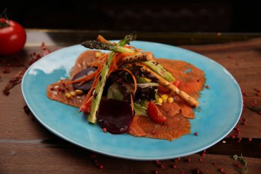 Biraz sebzeli somon pişirdim.