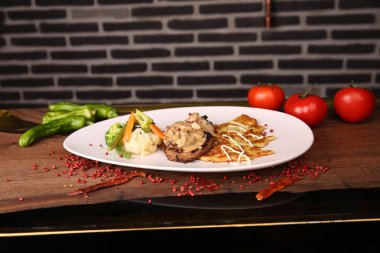 Masada nefis et yemeği. 