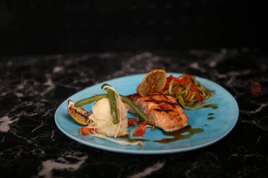 Biraz sebzeli somon pişirdim.