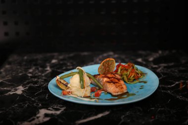 Biraz sebzeli somon pişirdim.