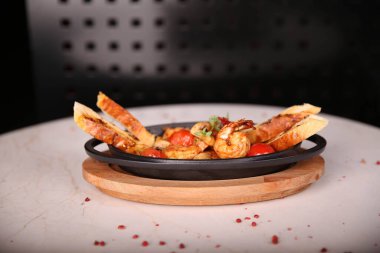 Yerel şeflerin pişirdiği ilginç yemekler.