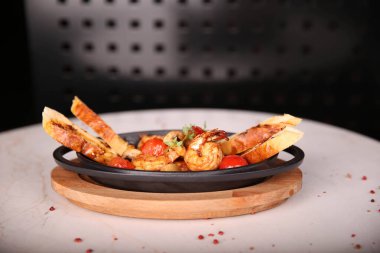 Yerel şeflerin pişirdiği ilginç yemekler.