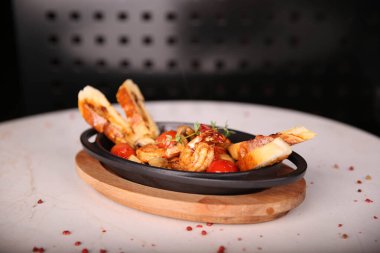 Yerel şeflerin pişirdiği ilginç yemekler.