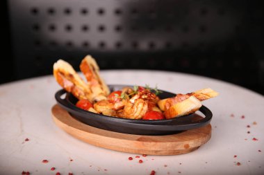 Yerel şeflerin pişirdiği ilginç yemekler.