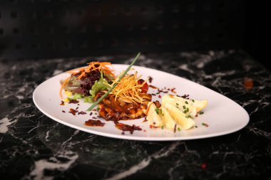 Yerel şeflerin pişirdiği ilginç yemekler.