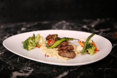 Masada nefis et yemeği. 