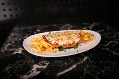 Masada lezzetli tavuk yemeği