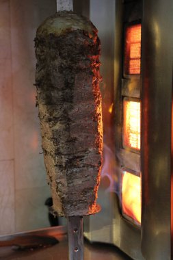 Bir aşçı doğruyor, kebap yapıyor.