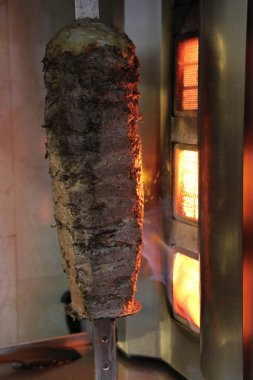 Bir aşçı doğruyor, kebap yapıyor.