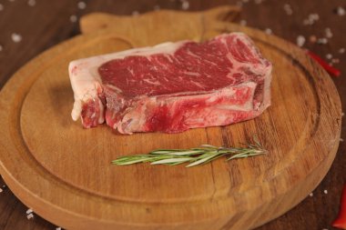 Büyük çiğ domuz eti pişirmeye hazır.