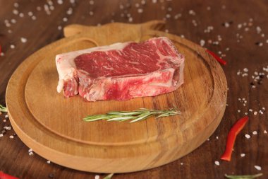 Büyük çiğ domuz eti pişirmeye hazır.