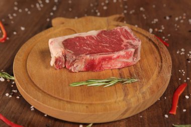 Büyük çiğ domuz eti pişirmeye hazır.