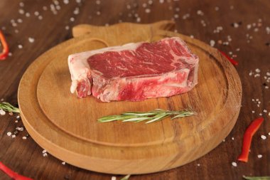 Büyük çiğ domuz eti pişirmeye hazır.