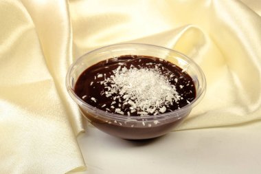 Masada lezzetli çikolatalı puding. 