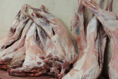 Mutfakta çiğ domuz eti var.