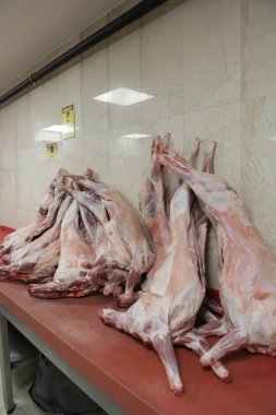 Mutfakta çiğ domuz eti var.