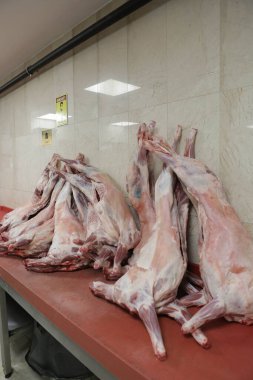 Mutfakta çiğ domuz eti var.