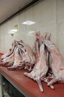 Mutfakta çiğ domuz eti var.