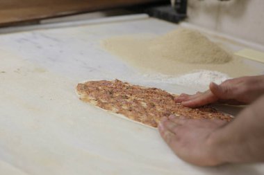 Türk pizzası ya da lahmacun yapmak - Akdeniz ülkelerinde fast food ve popüler sokak yemekleri. Hamur, kıyma ve sebze karışımı Türk pidesini pişirmek için..