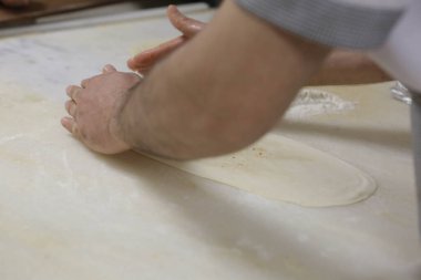 Türk pizzası ya da lahmacun yapmak - Akdeniz ülkelerinde fast food ve popüler sokak yemekleri. Hamur, kıyma ve sebze karışımı Türk pidesini pişirmek için..