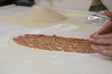 Türk pizzası ya da lahmacun yapmak - Akdeniz ülkelerinde fast food ve popüler sokak yemekleri. Hamur, kıyma ve sebze karışımı Türk pidesini pişirmek için..