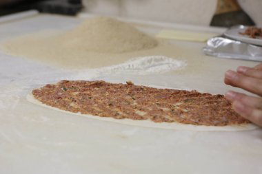 Türk pizzası ya da lahmacun yapmak - Akdeniz ülkelerinde fast food ve popüler sokak yemekleri. Hamur, kıyma ve sebze karışımı Türk pidesini pişirmek için..