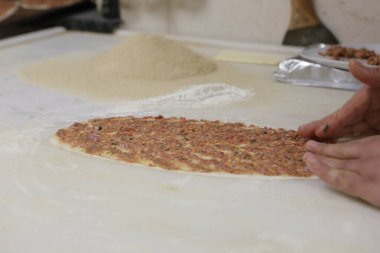 Türk pizzası ya da lahmacun yapmak - Akdeniz ülkelerinde fast food ve popüler sokak yemekleri. Hamur, kıyma ve sebze karışımı Türk pidesini pişirmek için..