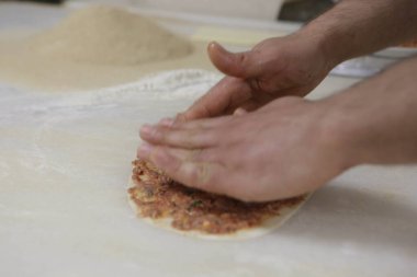 Türk pizzası ya da lahmacun yapmak - Akdeniz ülkelerinde fast food ve popüler sokak yemekleri. Hamur, kıyma ve sebze karışımı Türk pidesini pişirmek için..