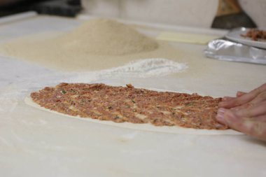 Geleneksel Türkçe fırında pide. Türk pizzası, Orta Doğu aperatifleri. Türk mutfağı. Et ile doldurulmuş çam