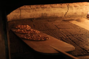 Bir restoranda, pide veya pide ekmeğinde fırında veya sobada pişiyor. Fırın ya da fırın konsepti resmi.