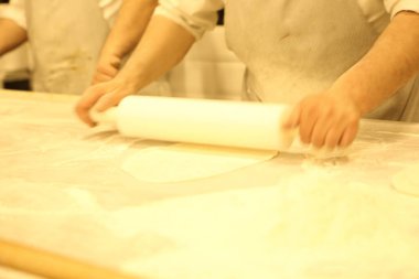 Türk pizzası ya da lahmacun yapmak - Akdeniz ülkelerinde fast food ve popüler sokak yemekleri. Hamur, kıyma ve sebze karışımı Türk pidesini pişirmek için..