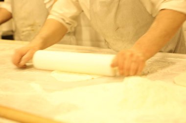 Türk pizzası ya da lahmacun yapmak - Akdeniz ülkelerinde fast food ve popüler sokak yemekleri. Hamur, kıyma ve sebze karışımı Türk pidesini pişirmek için..