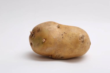 beyaz zemin üzerine taze patates