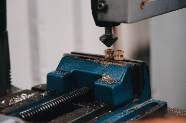 Fabrika, kaynak elemanları ve üretim