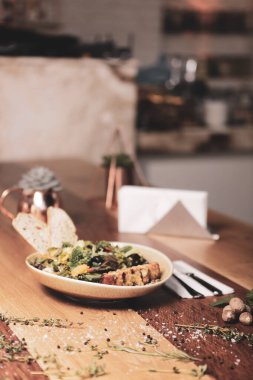 Ceviz ve peynirli sağlıklı salata.