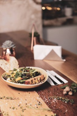 Ceviz ve peynirli sağlıklı salata.