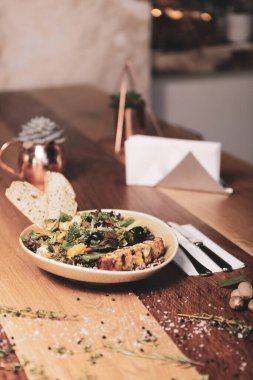 Ceviz ve peynirli sağlıklı salata.