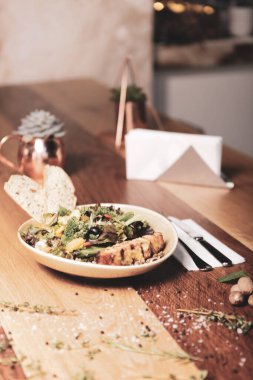 Ceviz ve peynirli sağlıklı salata.