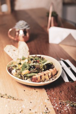 Ceviz ve peynirli sağlıklı salata.