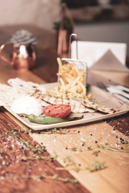 Masada lezzetli tavuk yemeği