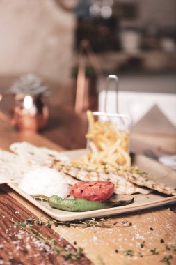 Masada lezzetli tavuk yemeği