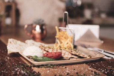 Masada lezzetli tavuk yemeği