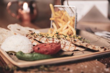 Masada lezzetli tavuk yemeği